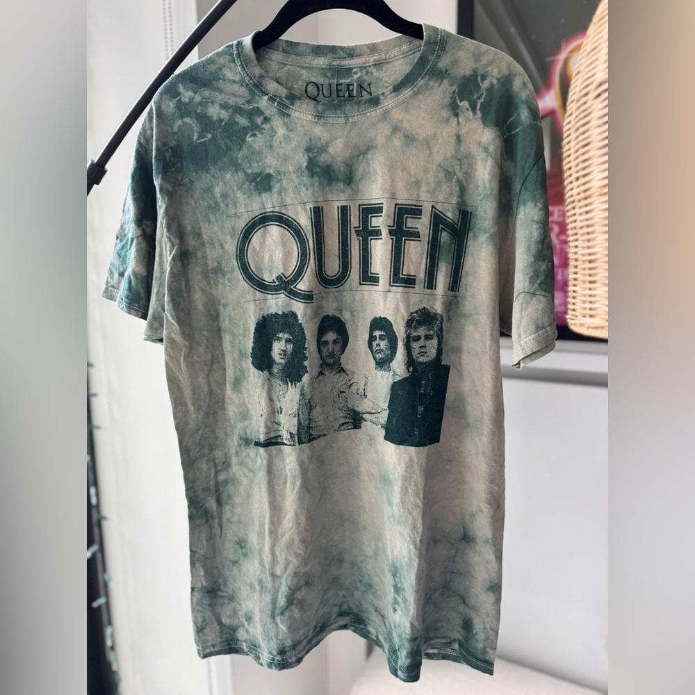 NWT Urban Outfitters Queens Green and White Tie-Dye Graphic Tee